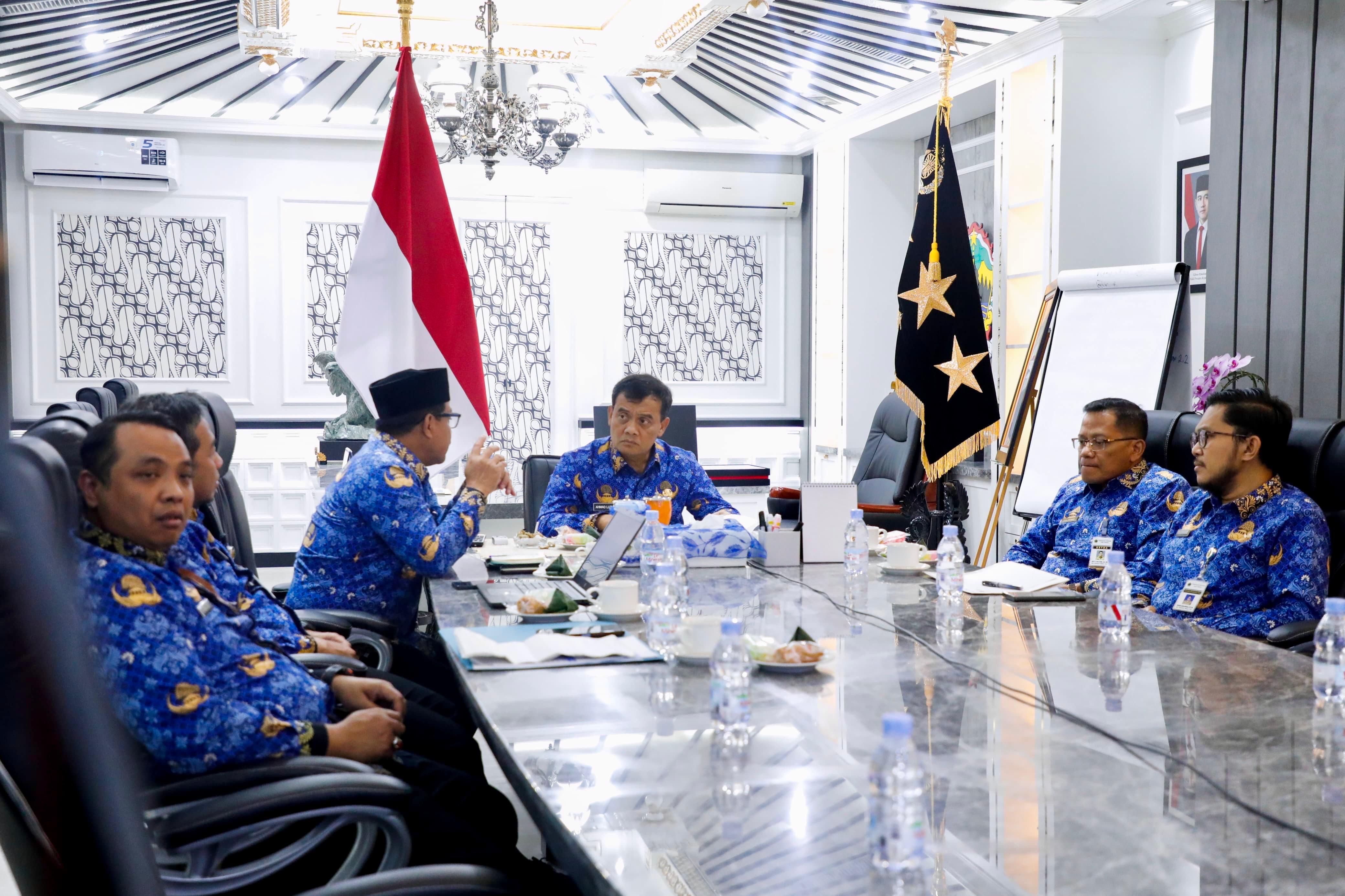 Gubernur Jawa Tengah mengikuti secara daring sosialisasi dari Menteri Dalam Negeri Tito Karnavian dan Menteri Ketenagakerjaan terkait UMP dan UMK yang diumumkan secara serentak pada 24 Desember 2025