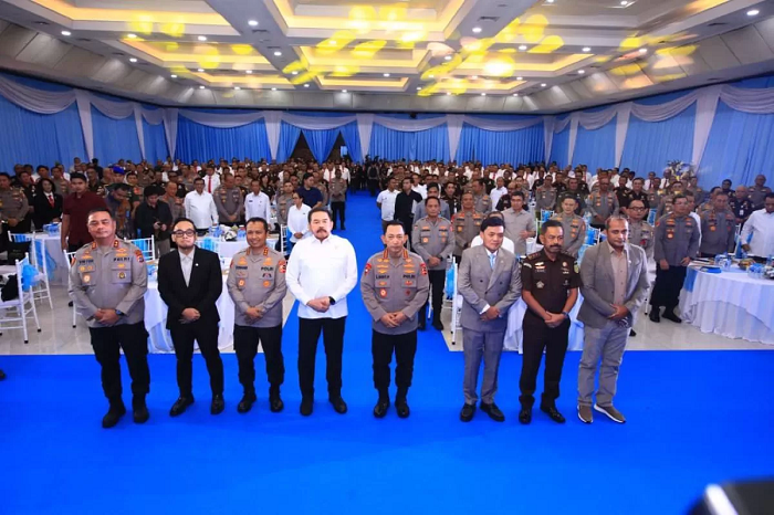 Kapolri Jenderal Polisi Listyo Sigit Prabowo bersama Jaksa Agung Sanitiar Burhanuddin usai menandatangani MoU dan perjanjian kerja sama terkait dengan KUHP dan KUHAP baru.