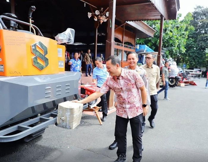 Bupati Kudus Sam&rsquo;ani Intakoris menyerahkan bantuan alsintan kepada petani di Pendapa Kudus sebagai dukungan peningkatan produktivitas pertanian.