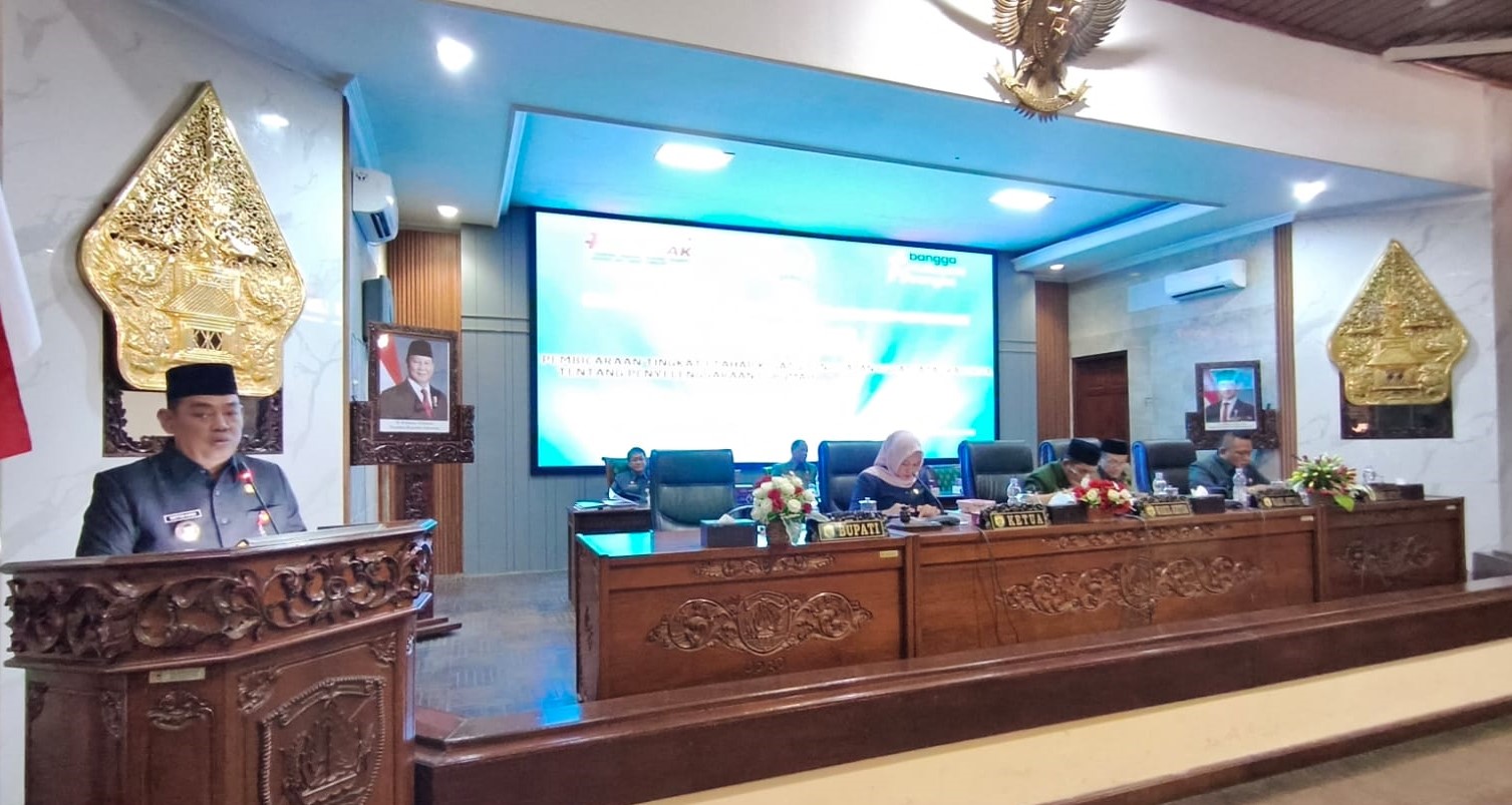 BERIKAN PENJELASAN &ndash; Bupati Grobogan Setyo Hadi memberikan penjelasan tentang Raperda Tentang Penyelenggaraan Perumahan dan Kawasan Pemukiman, kemarin.