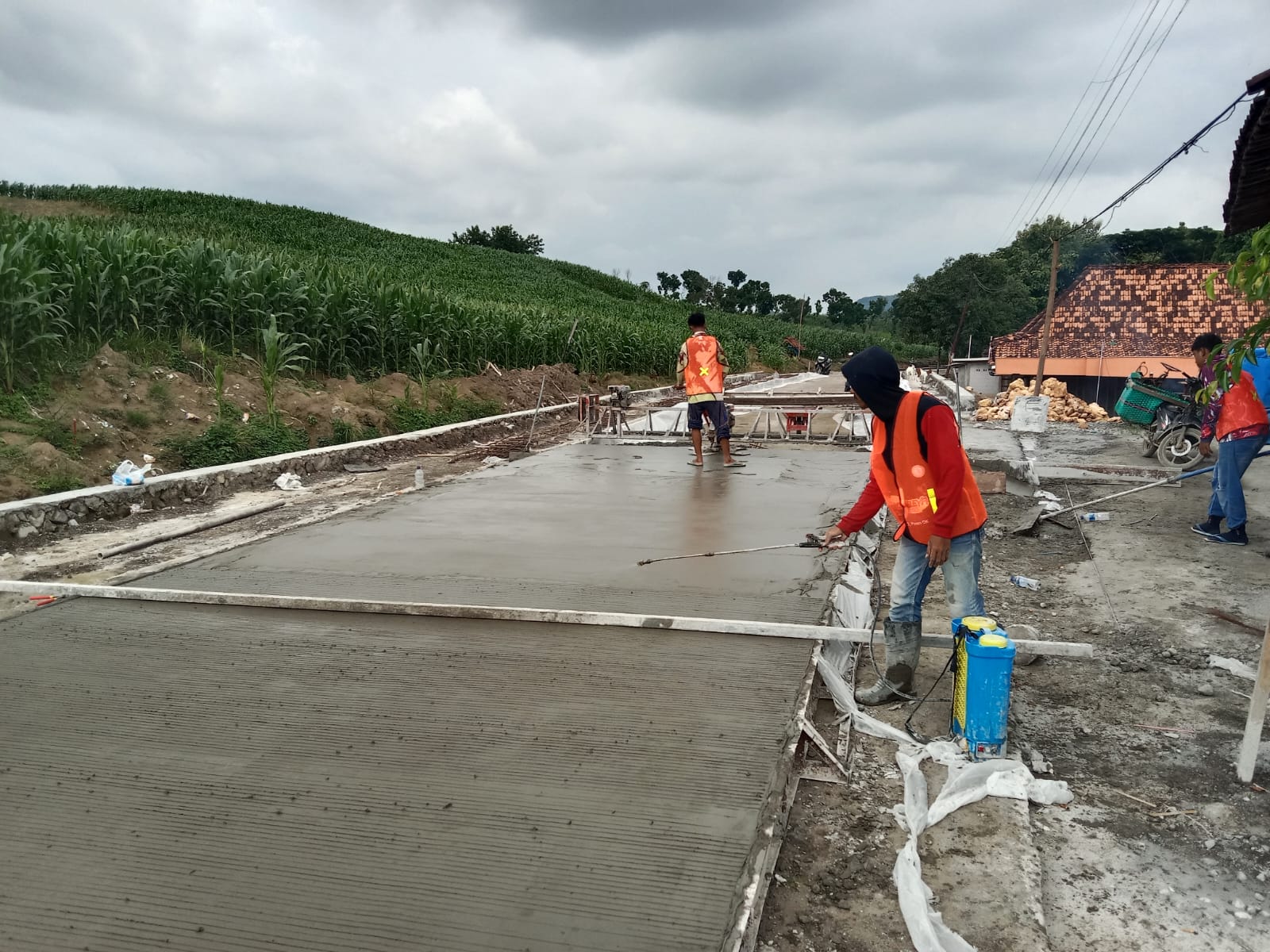 DIKEBUT: Proyek peningkatan ruas Jambangan-Randu di Kecamatan Geyer dikebut.