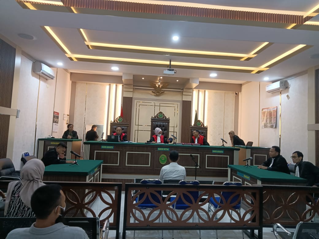 DISIDANG: Utomo menjalani persidangan di PN Pati kemarin.&nbsp;