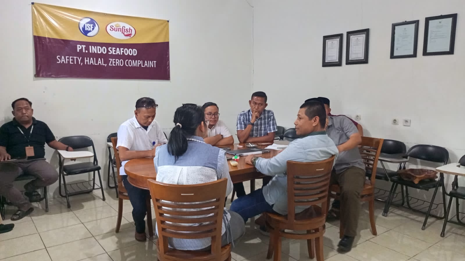 DISKUSI: Komisi II DPRD Rembang saat berdiskusi dengan PT Indo Seafood baru-baru ini.