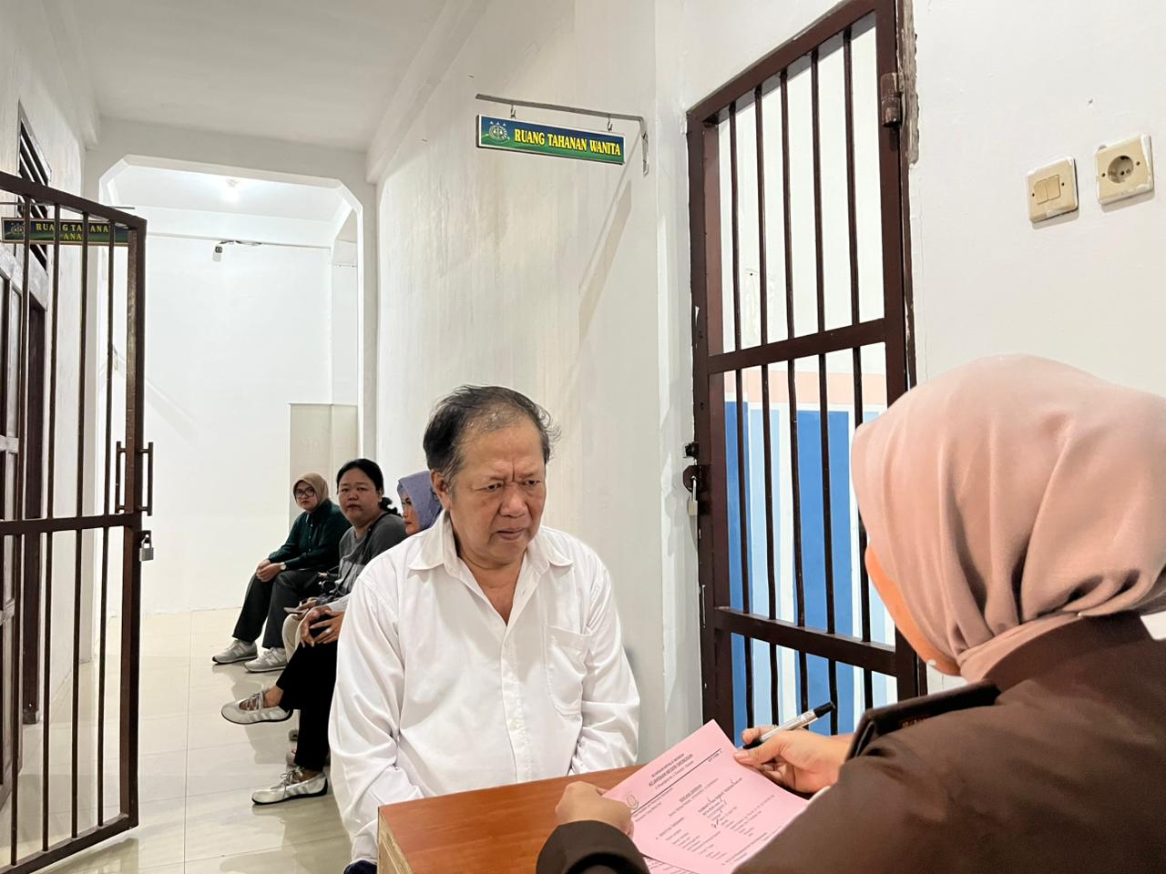 PEMERIKSAAN &ndash; Tersangka RU dalam kasus dugaan pemukulan biduan di Purwodadi dilakukan pemeriksaan berkas oleh Kejari Grobogansebelum dilakukan penahanan di Lapas II B Purwodadi