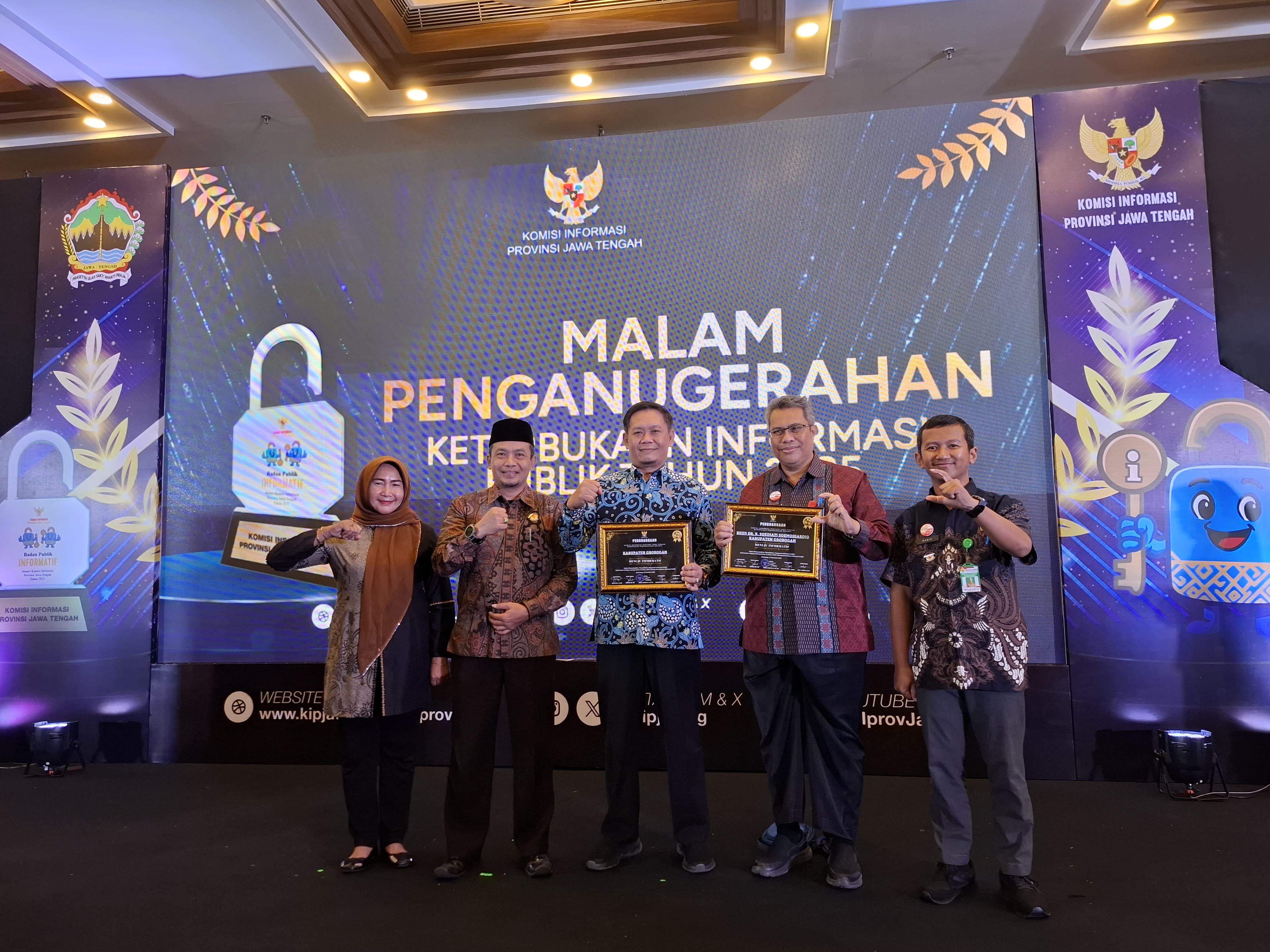 TERIMA PENGHARGAAN &ndash; Asisten Pemerintahan dan Kesra Sekda Grobogan, Kurnia Saniadi, mewakili Bupati Grobogan menerima penghargaa keterbukaan dari KPAI Jawa Tengah.