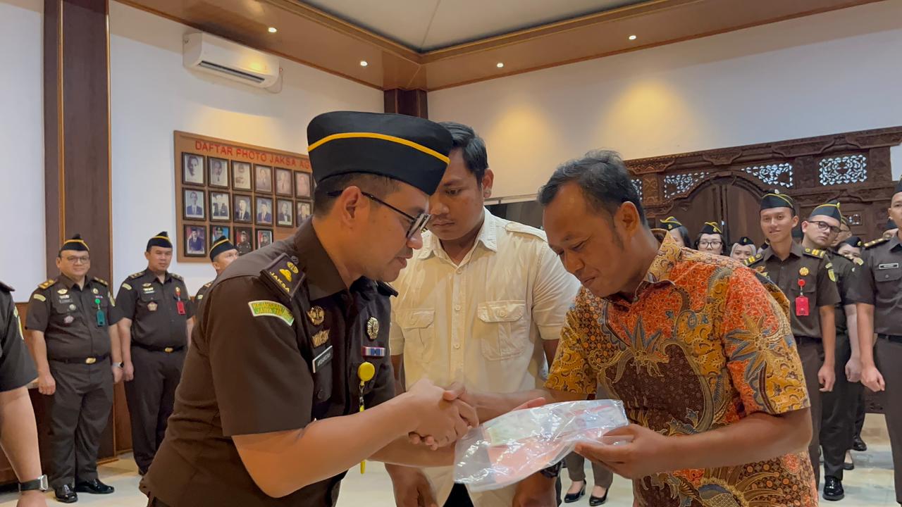 BERIKAN RJ &ndash; Tersangka kasus kecelakaan Diky Candra mendapatkan RJ dari Kejari Grobogan.