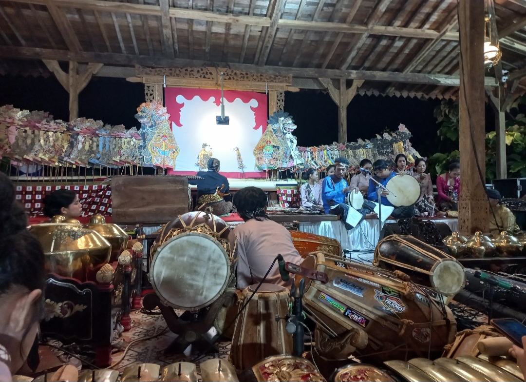 GAYENG: Kentrung dikolaborasikan dengan Wayang Santri pukau ratusan masyarakat.