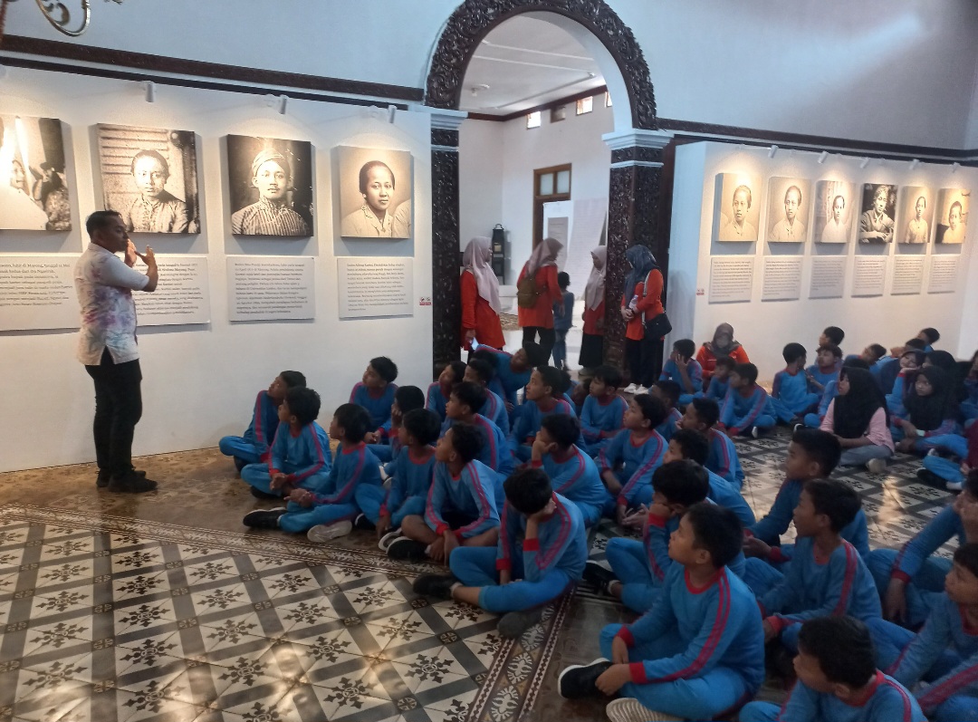 ANTUSIAS: Para siswa tengah mengikuti tour di Museum Kartini pada Kamis (18/12).
