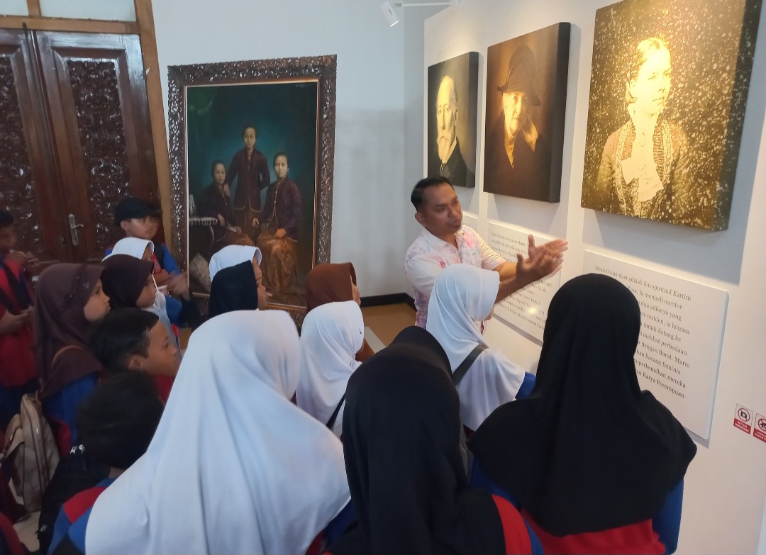MENARIK: Pegawai Museum Abdul Latif tengah menjelaskan guru-guru Kartini kepada pengunjung.