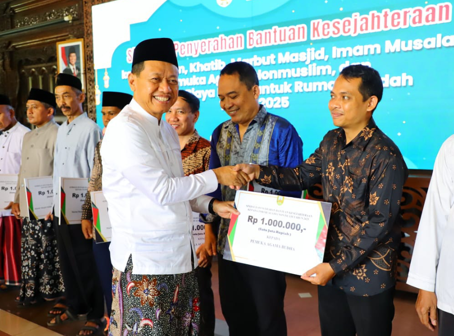 ALHAMDULILLAH: Bupati Kudus, Sam&rsquo;ani Intakoris berikan hibah bantuan kesejahteraan kepada 3.527 tokoh agama simbolis di Pendapa Kabupaten Kudus, Kamis (18/12). (DINAS KOMINFO KUDUS UNTUK RADAR KUDUS)