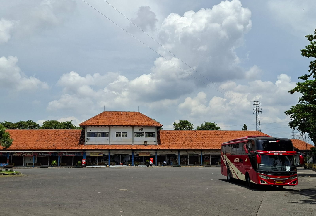 BERANGKAT: Salah satu bus yang hendak berangkat dari Terminal Tipe A Jati Kudus menuju lokasi tujuan, Kamis (18/12). (ANDIKA TRISNA SAPUTRA/RADAR KUDUS)