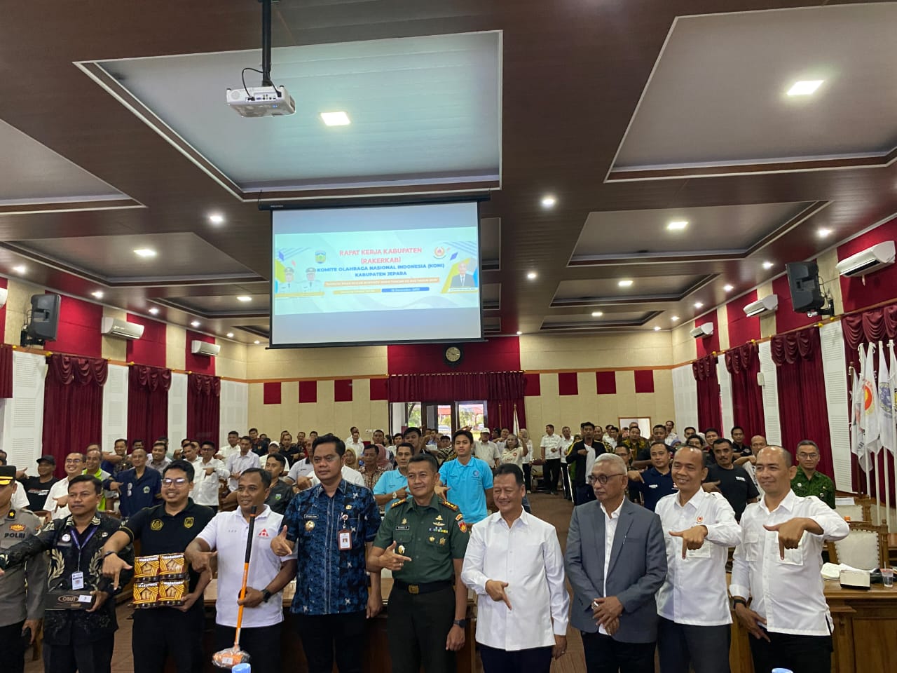 GAS: Penyerahan bantuan sarpras olahraga kepada cabor saat Rakerkab KONI Jepara 2025.
