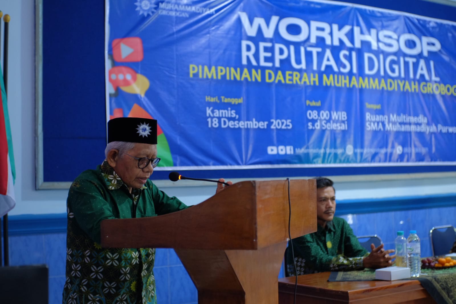 BUKA ACARA - Wakil ketua PDM dr. H. Henny Sutrisno, MM membuka acara pelatiha management reputasi digital organisasi di ruang Multimedia SMA Muhammadiyah Purwodadi, Kamis (18/12).