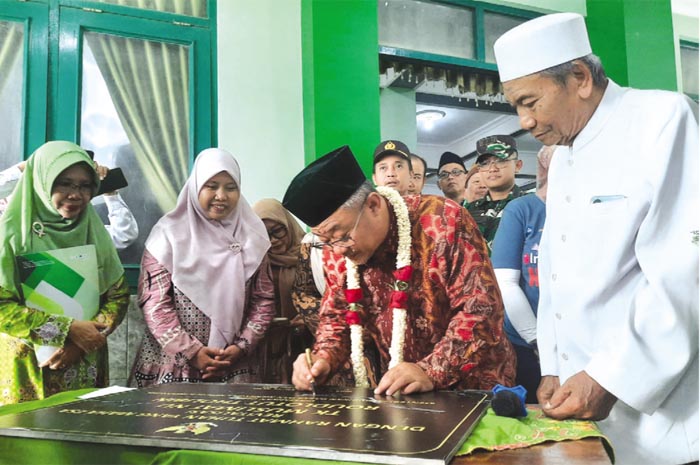 DAPAT BANTUAN: Menteri Dikdasmen RI Abdul Mu&rsquo;ti menandatangani prasasti untuk sekolah yang mendapatkan program revitalisasi di TK/ RA Muslimat NU Roudlotut Tholibin kemarin.