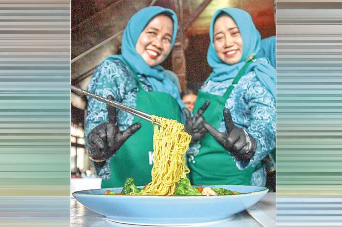 BERKREASI: Ibu-ibu PKK Kudus menunjukkan hasil kreasi mi terbang dari bahan sisa masakan dan buah.