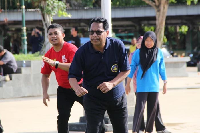 SEMANGAT OLAHRAGA: Bupati Rembang, Harno saat senam bersama di alun-alun Rembang.