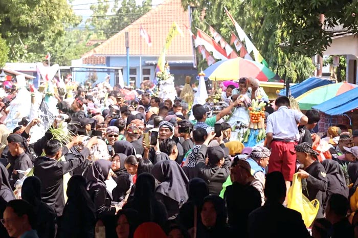 ANTUSIAS: Warga berebut hasil bumi saat grebeg gunungan yang digelar di Kecamatan Randublatung, Blora, kemarin.