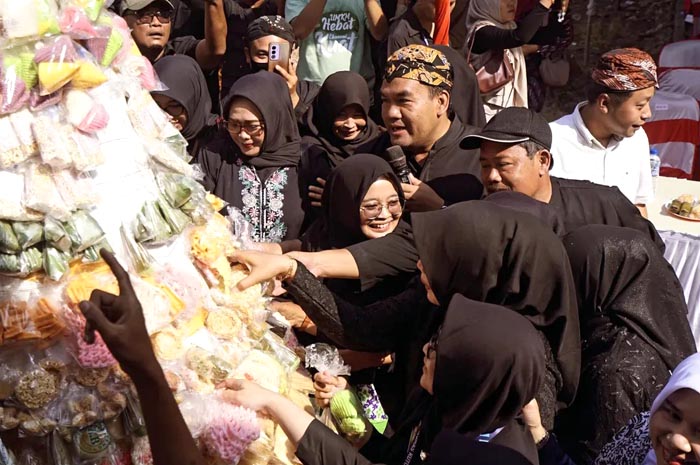 Bupati Blora Arief Rohman ikut berjubel di dalam kerumunan warga.