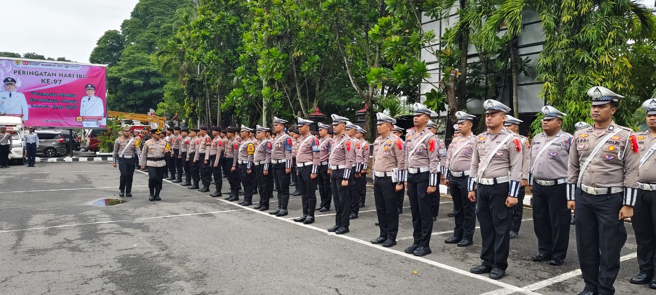 CEK PASUKAN &ndash; Kapolres Grobogan AKBP Ike Yulianto memeriksa pasukan dalam Apel Gelar Pasukan Operasi Lilin Candi 2025 di halaman Setda Grobogan, Jumat (19/12).