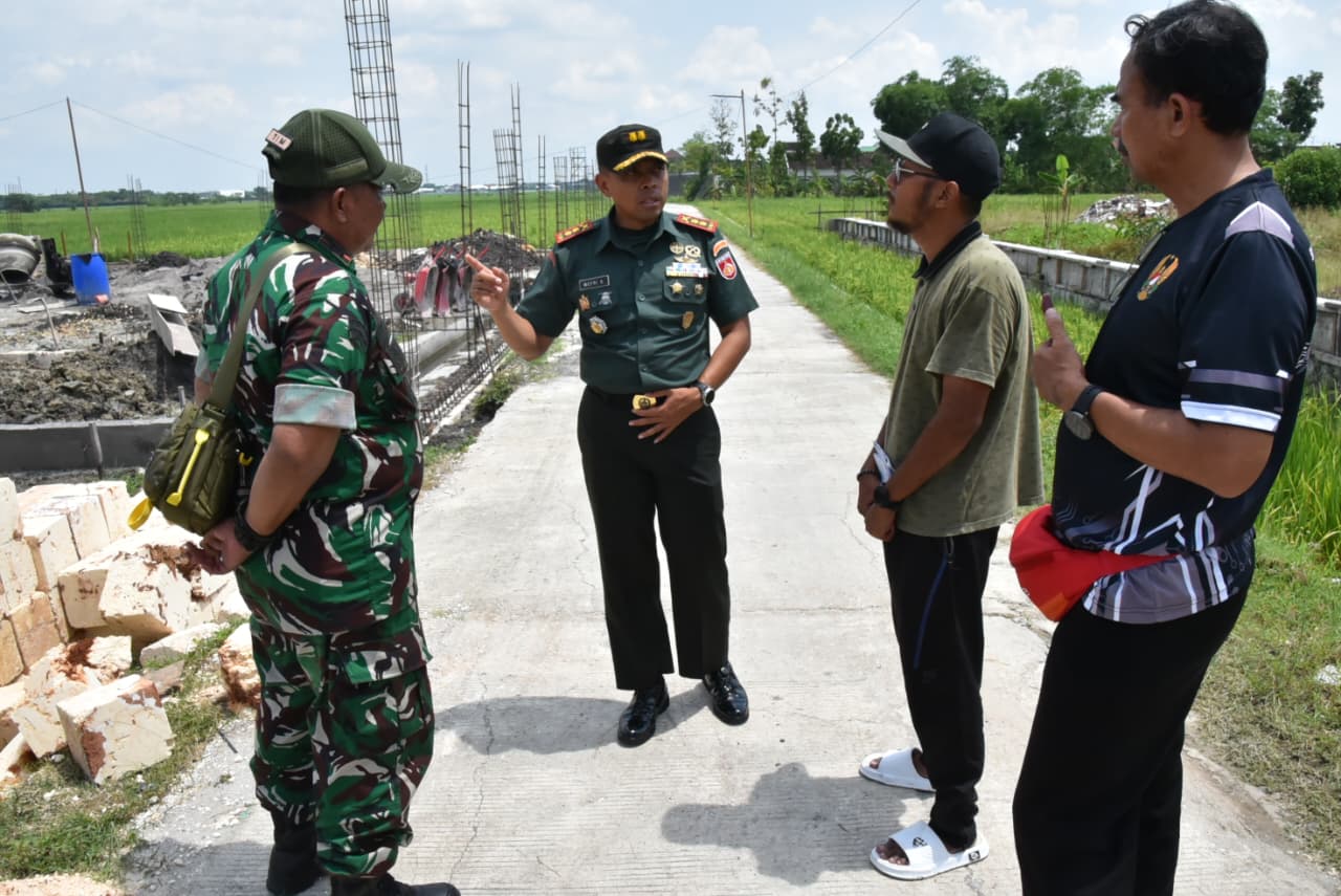 MENGECEK: Dandim 0717/Grobogan Letkol Inf Wefri Sandiyanto saat mengecek pembangunan KDMP di Desa Ngembak Kecamatan Purwodadi.