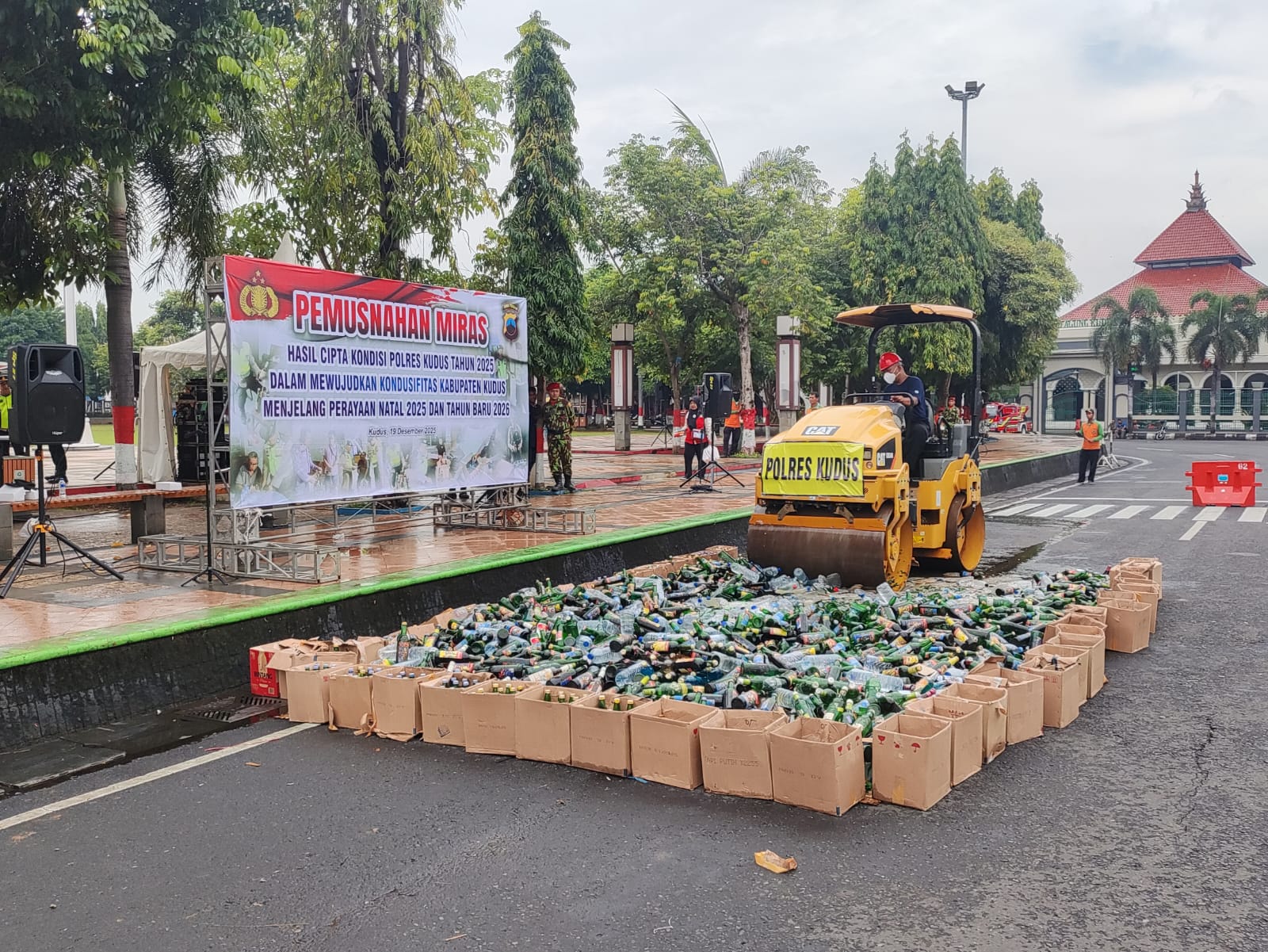 DIBASMI: Petugas memusnahkan Miras hasil sitaan di Simpang 7 Kudus.