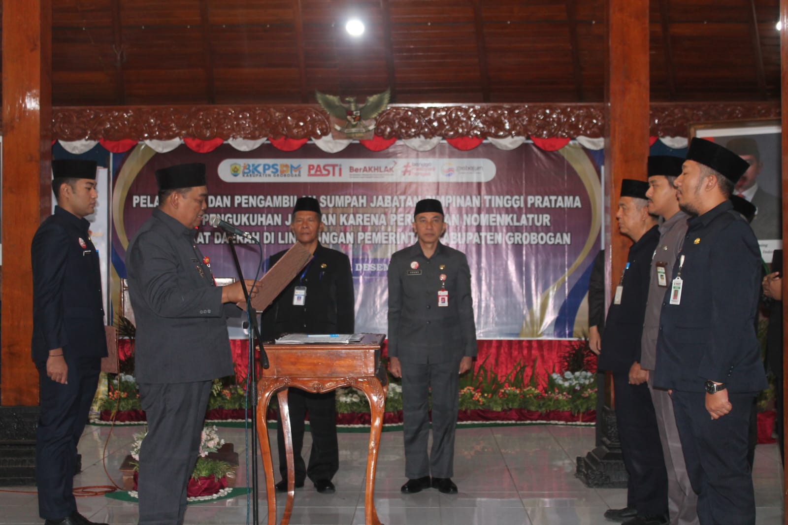 PENGUKUHAN: Bupati Grobogan Setyo Hadi saat mengukuhkan lima OPD dan melantik ulang kepala perangkat daerah.