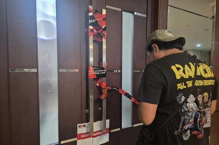 Pintu ruang kerja Bupati Bekasi disegel penyidik KPK pada Kamis malam.