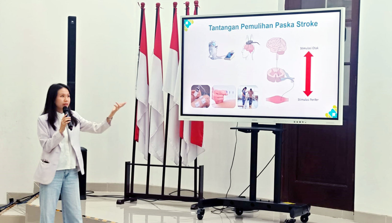 Dokter spesialis saraf dr Cindy Cecilia, Sp.N. memaparkan perketat prosedur Code Stroke guna mengejar golden period atau periode emas penanganan medis.(Alfian/RadarKudus)
