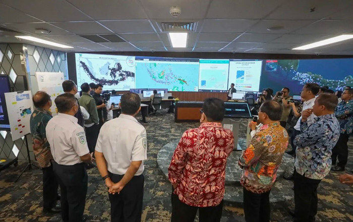 Wagub DKI Rano Karno meninjau pusat pemantauan cuaca BMKG jelang Tahun Baru.