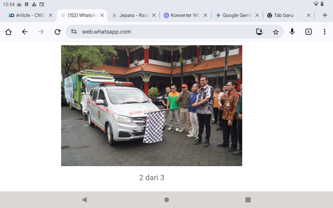 PEDULI: Bupati Jepara Witiarso Utomo melepas bantuan untuk masyarakat terdamak gempa Sumbar.