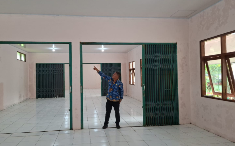 TINJAUAN: Kasi Sarana dan Prasarana Disdikpora Kudus, Agus Subandi menunjukkan kondisi ruang kelas SD 1 Terban usai direhab, Jumat (19/12). (ANDIKA TRISNA SAPUTRA/RADAR KUDUS)
