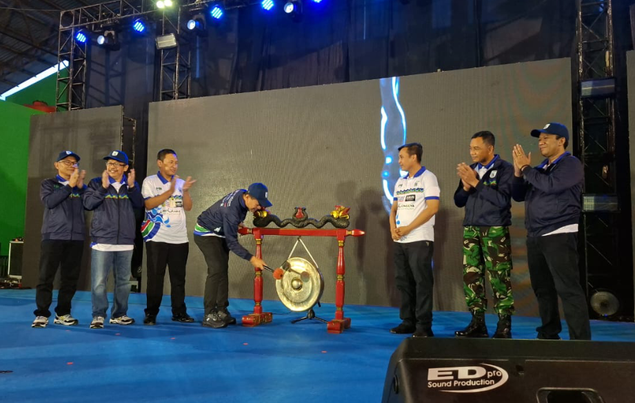BUKA: Bupati Kudus Sam&rsquo;ani Intakoris membuka FORGA ke-8 secara simbolis dengan memukul gong, Jumat (19/12). (ANDIKA TRISNA SAPUTRA/RADAR KUDUS)