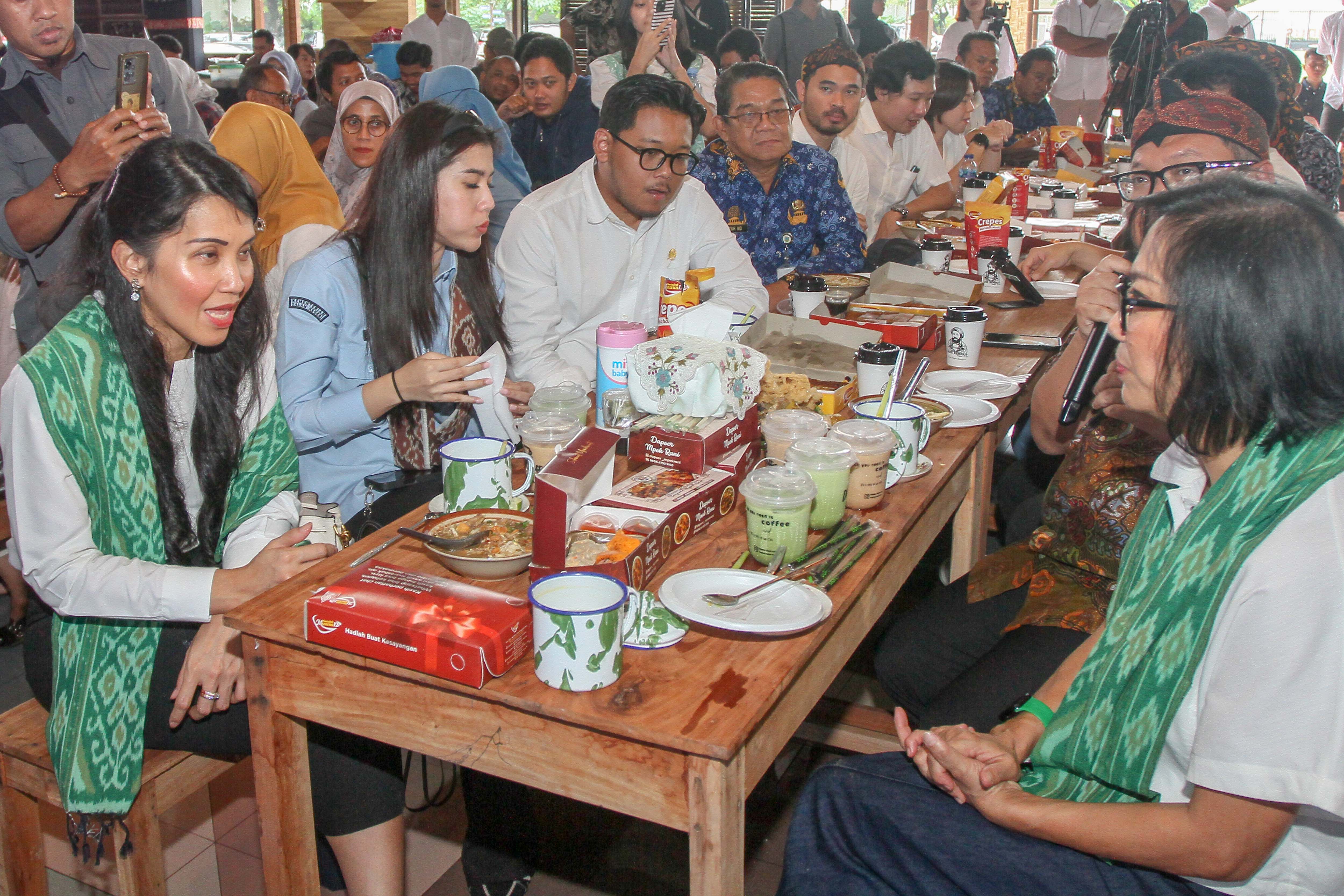 UNTUK UMKM: Wakil Bupati Kudus Bellinda Birton mencicipi produk UMKM asal Kabupaten Kudus.