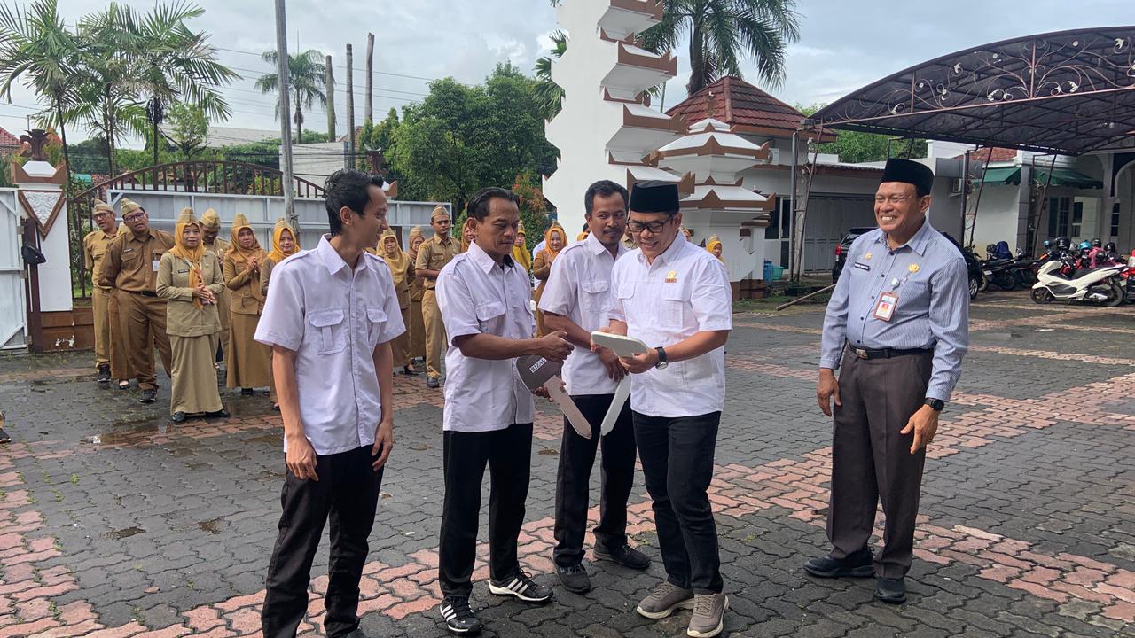 SOSIAL: Ketua DPRD Jepara Agus Sutisna menyerahkan bantuan motor untuk karyawan Setwan Jepara.