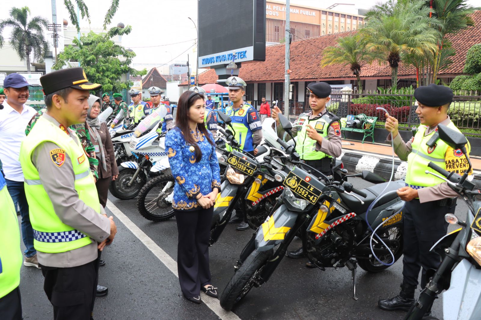 MEMBANTU: Wakil Bupati Kudus Bellinda Birton meninjau kesiapan anggota Polres Kudus.