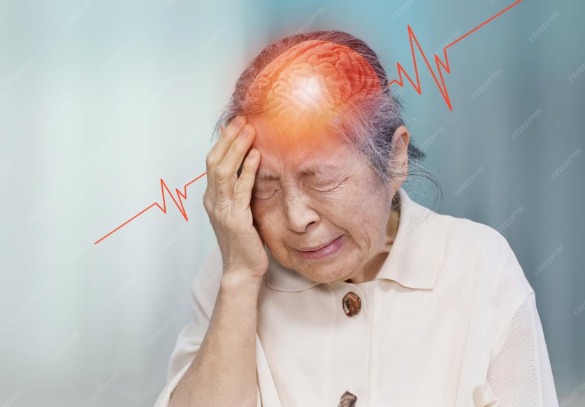 Foto ilustrasi/visualpoint/freepik/Elderly woman with severe headache.
