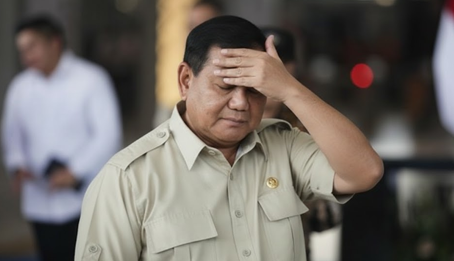Presiden Prabowo sedang memegang dahi