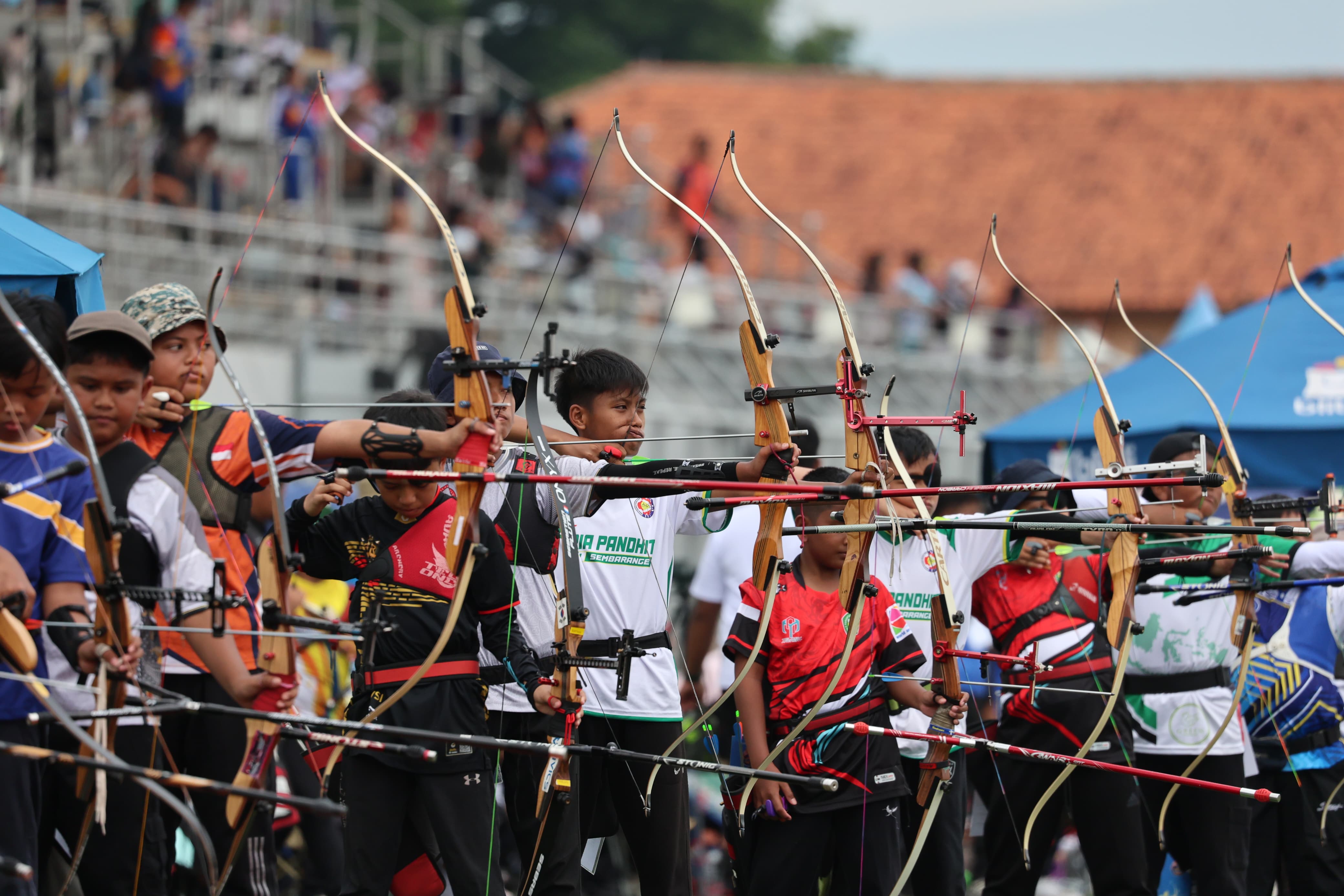 PERSAINGAN KETAT: Atlet mengikuti Kejuaraan Nasional Panahan Antarklub 2025 di SSA Kudus.