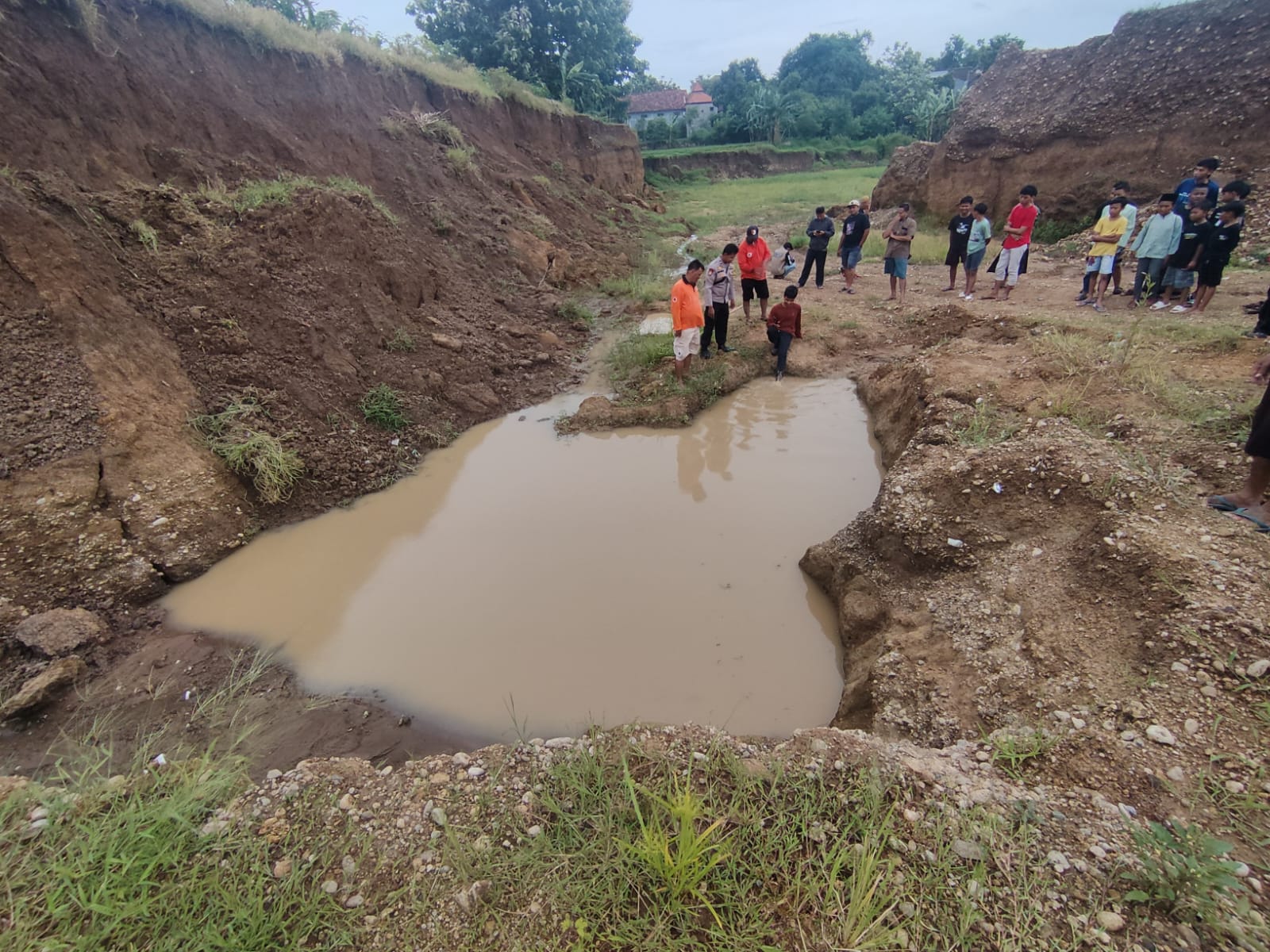 TRAGIS; Polisi berada di lokasi galian c Desa Klumpit yang menewaskan dua bocah.