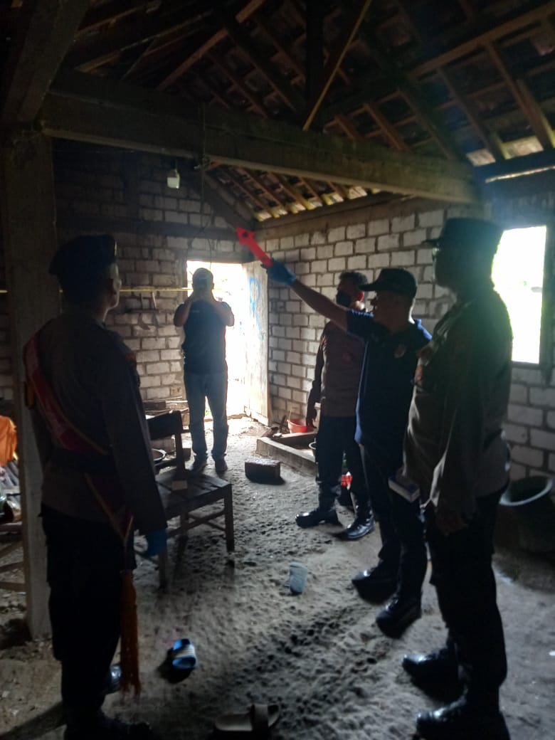 EVAKUASI: Suasana di kediaman rumah duka saat petugas dan tim medis melakukan pemeriksaan terhadap korban gantung diri di Desa Glebeg, Sulang.