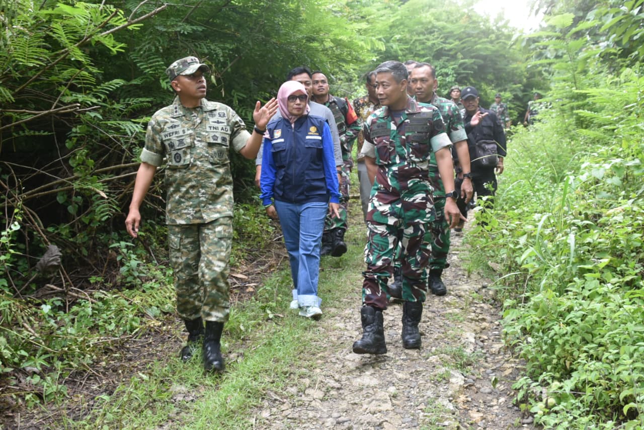 MENGECEK: Dandim 0717/Grobogan Letkol Inf Wefri Sandiyanto saat mengecek lokasi bakal dibangun Yon TP.