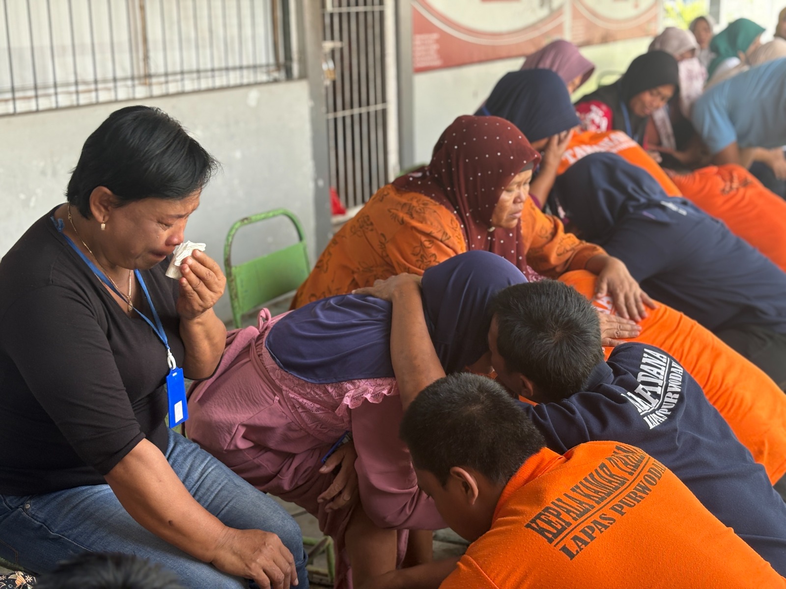 CUCI KAKI &ndash; Warga binaan Kelas II B Purwodadi membasuh kaki ibunya masing-masing dalam peringatan Hari Ibu, Sabtu (20/12).