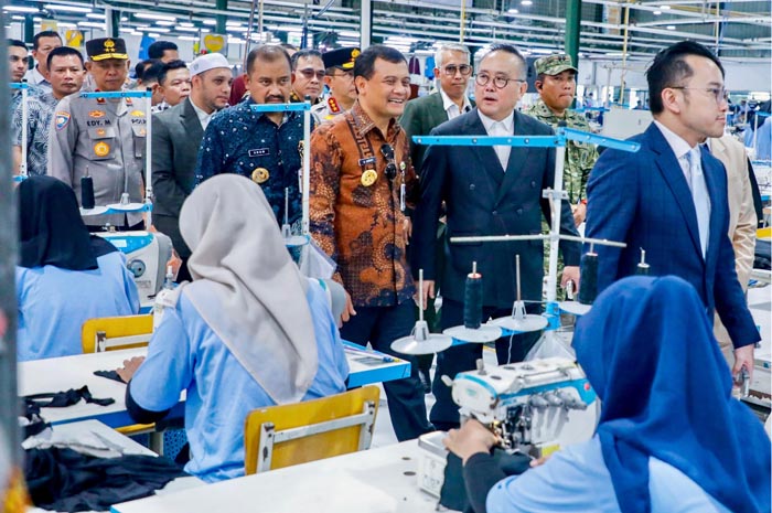 Gubernur Jawa Tengah Ahmad Luthfi menghadiri peresmian operasional pabrik hasil revitalisasi di Pemalang, Jumat (19/12).