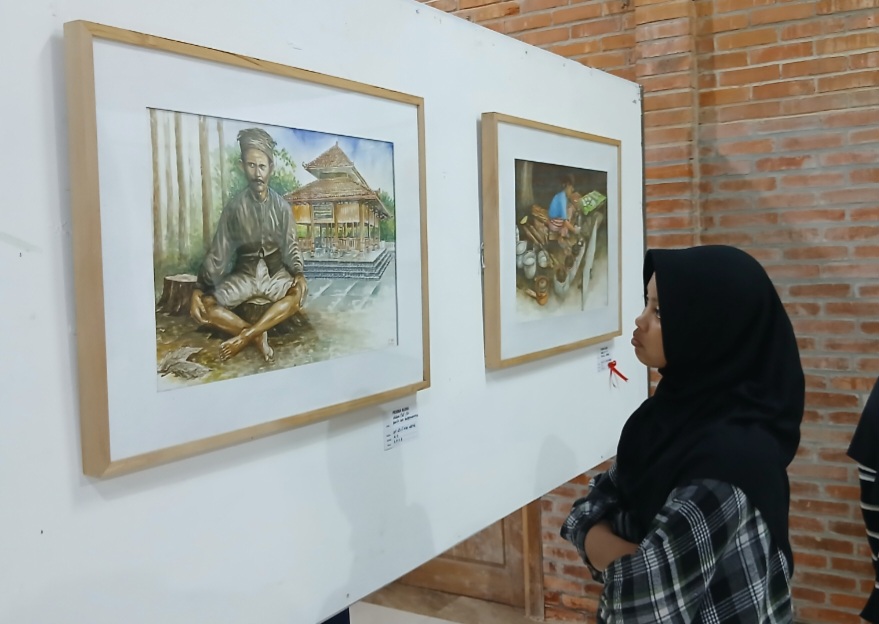 ANTUSIAS: Angelina Widya Pramesti saat melihat lukisan Tony Ariadi yang dipamerkan di Joglo Herman, tepatnya di Jalan Halmahera Nomor 33 A Jetis.