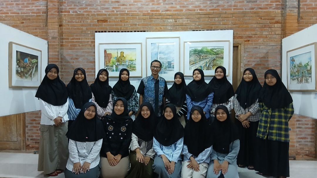 MERIAH: Tony Ariadi (belakang tengah) saat diajak foto bersama pengunjung pameran lukisan.