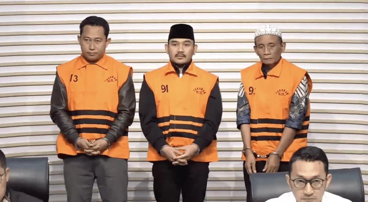 Para tersangka kasus korupsi di Bekasi ditunjukkan oleh KPK kepada publik pada Sabtu dini hari (20/12).