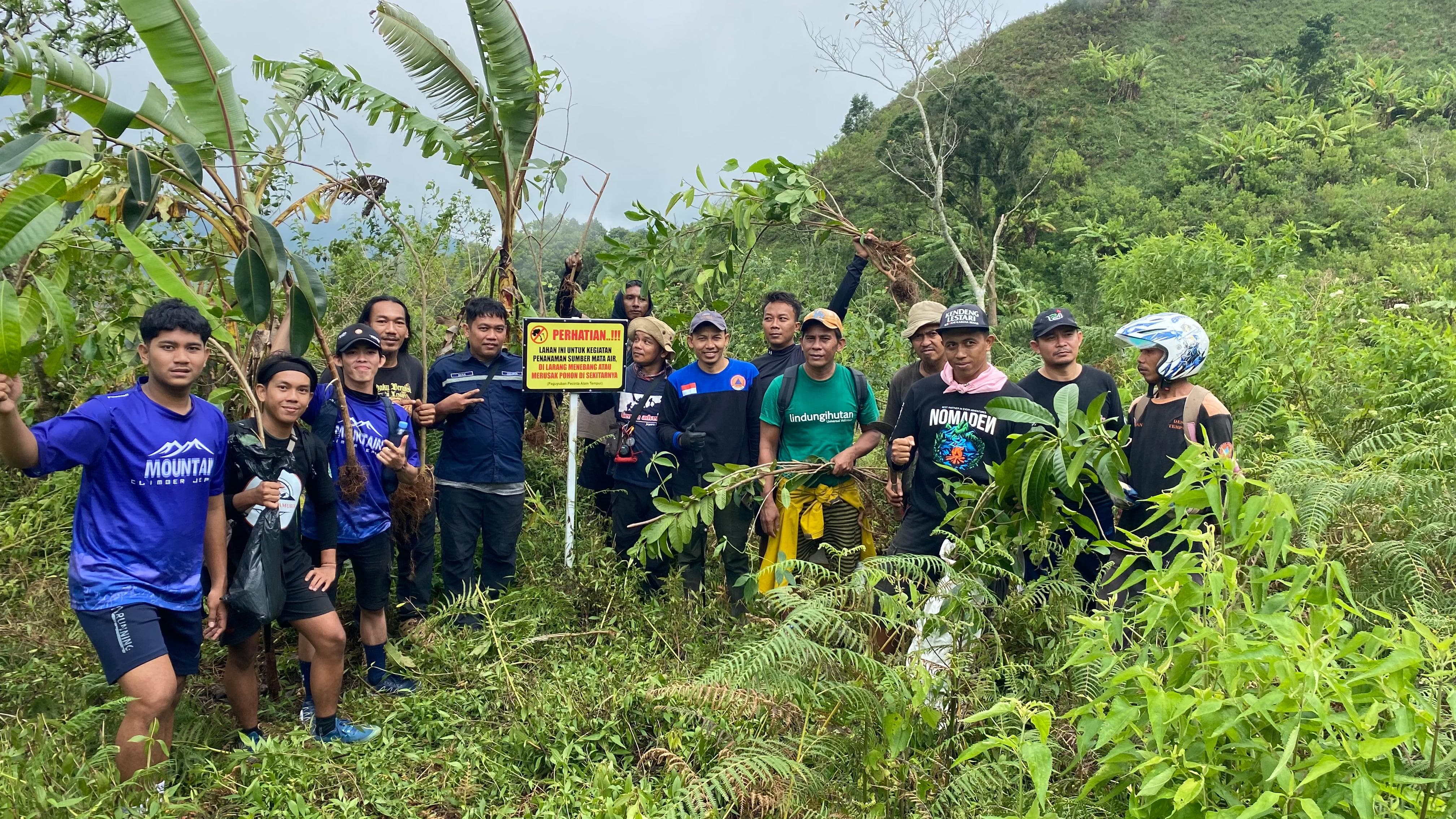 PEDULI: Para relawan melakukan penanaman di Bukit Savana Tunggangan, Desa Tempur, Kabupaten Jepara, atau Kawasan Pegunungan Muria.