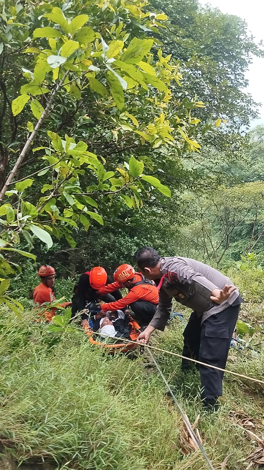 EVAKUASI: BPBD Grobogan dan Polsek Grobogan saat mengevakuasi korban terjun jurang di Air Terjun Gulingan, Grobogan.
