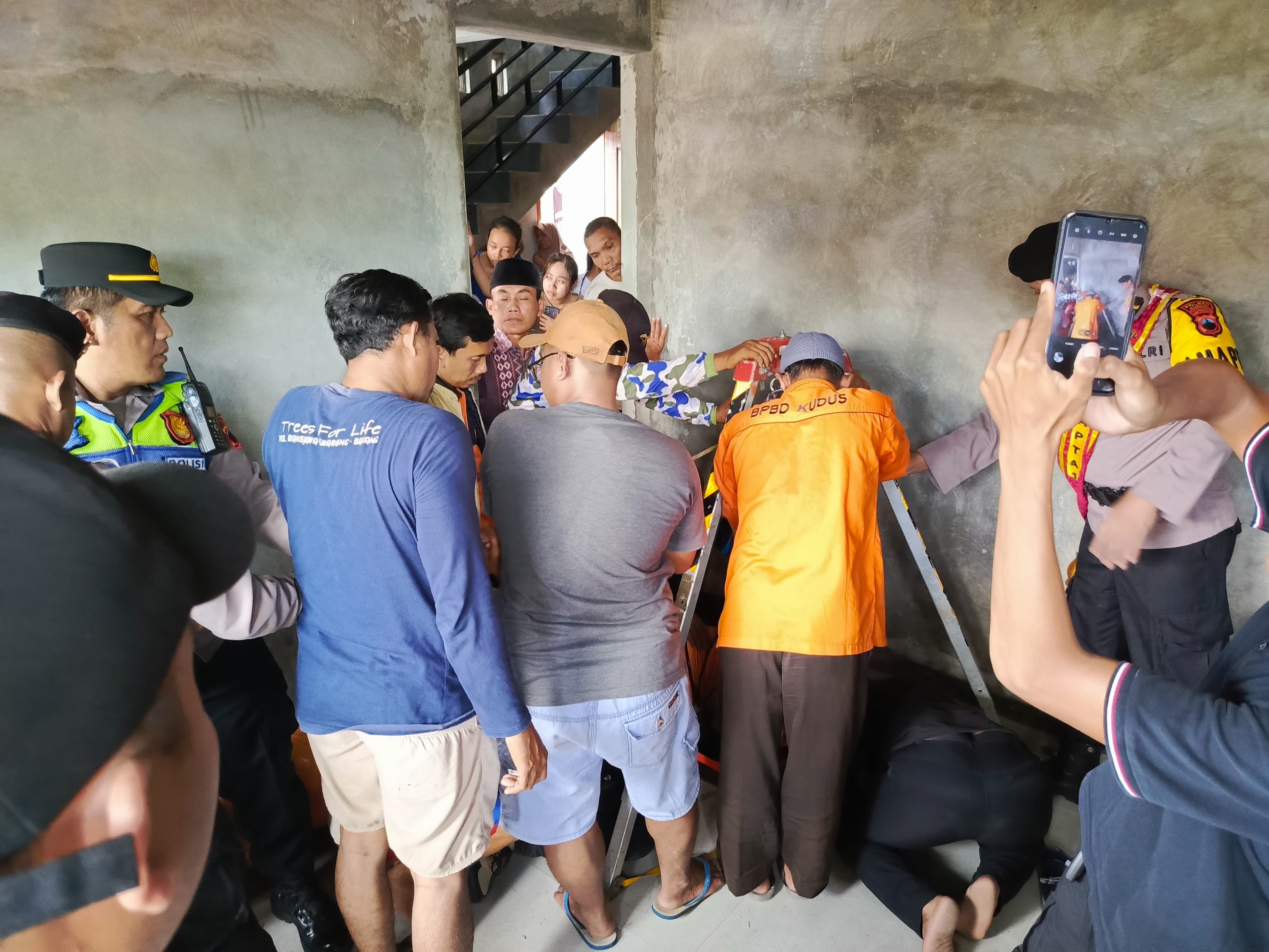DIEVAKUASI: Relawan mengevakuasi korban balita yang tewas terjebur sumur