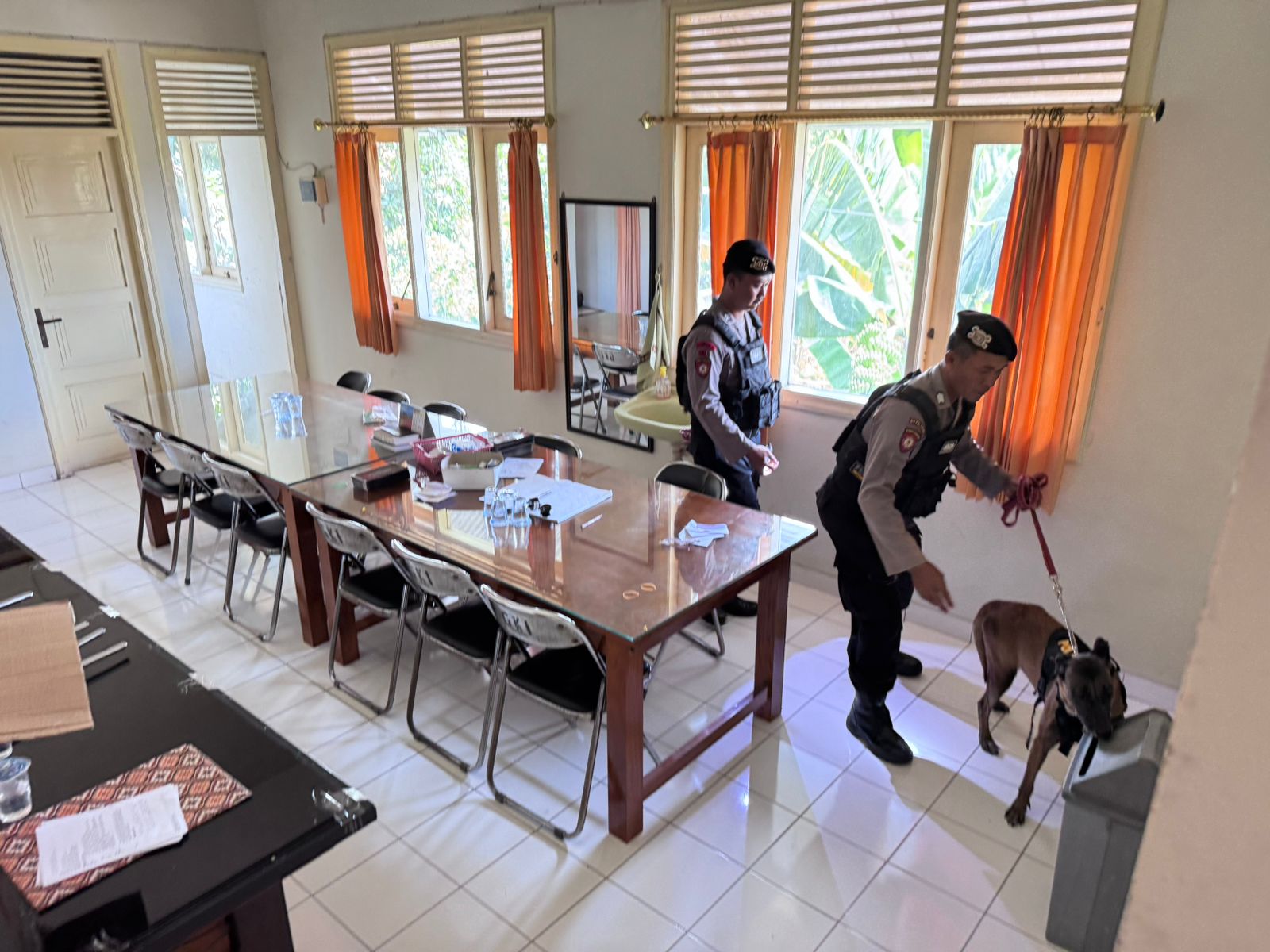 GROBOGAN &ndash;   Untuk menjamin keamanan dan kenyamanan perayaan Natal 2025 dan Tahun Baru 2026 (Nataru), Sat Samapta Polres Grobogan melaksanakan kegiatan sterilisasi di sejumlah gereja yang berada di wi